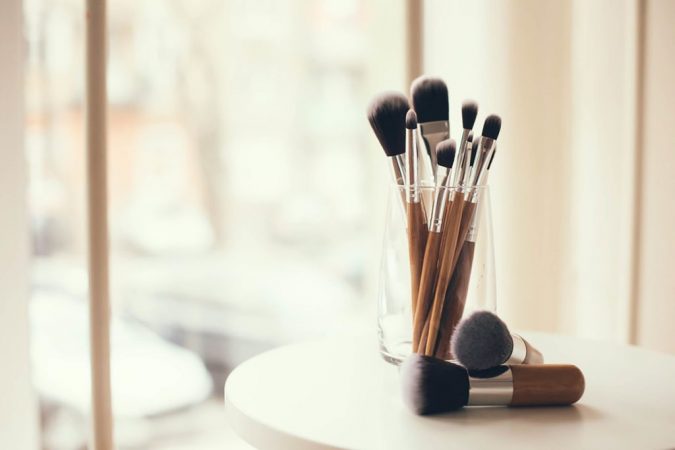 clean makeup brushes with Apple Cider Vinegar 7 Best Ways to Clean Makeup Brushes Professionally - 14