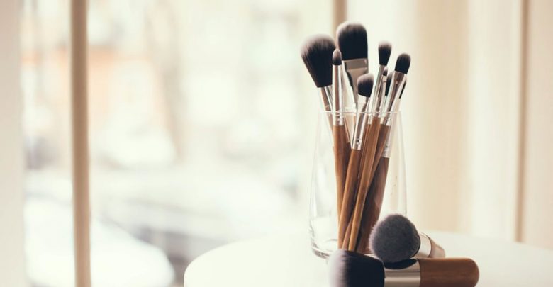 clean makeup brushes with Apple Cider Vinegar 7 Best Ways to Clean Makeup Brushes Professionally - makeup 167