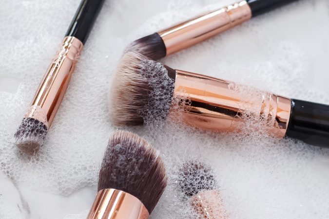 clean-makeup-brushes-with-Liquid-Dish-Soap-2-675x450 7 Best Ways to Clean Makeup Brushes Professionally