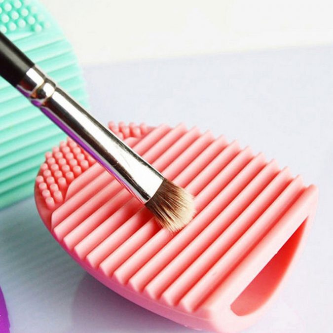 cleaning makeup brush with Silicone Mitt 7 Best Ways to Clean Makeup Brushes Professionally - 1