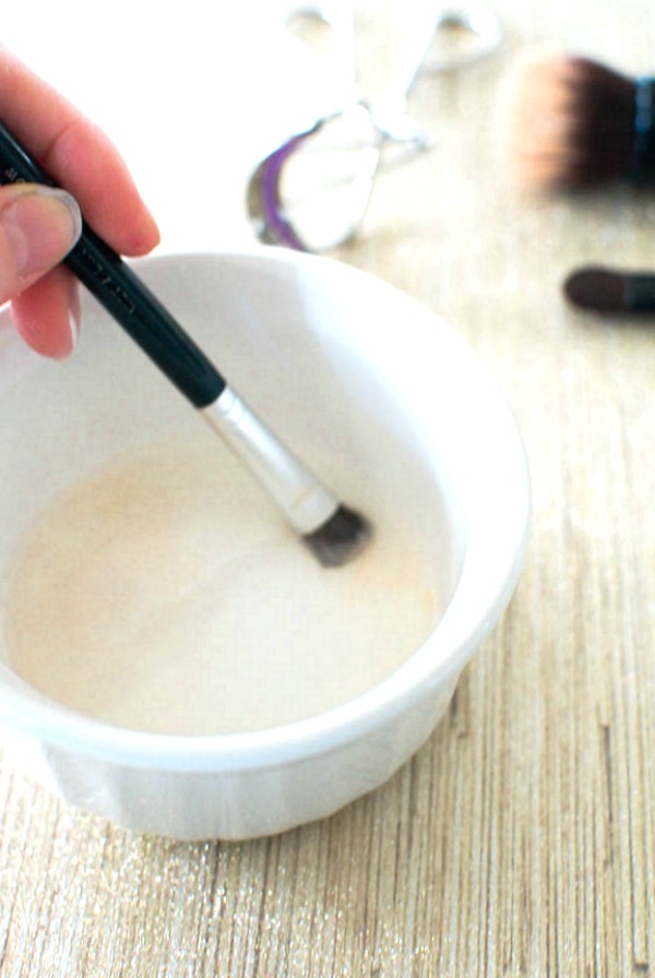 cleaning-makeup-brushes-with-coconut-oil 7 Best Ways to Clean Makeup Brushes Professionally