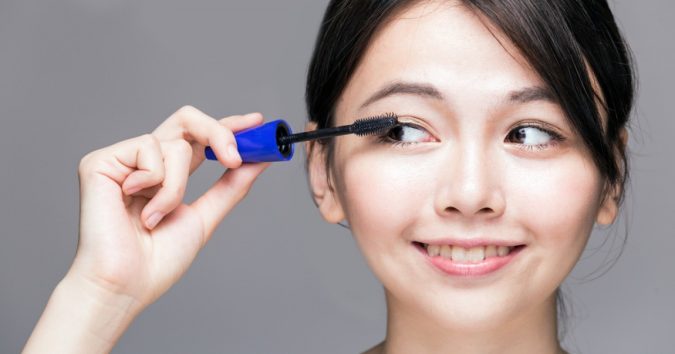 mascara-makeup-2-675x354 10 Tips to Apply Mascara Like a Professional
