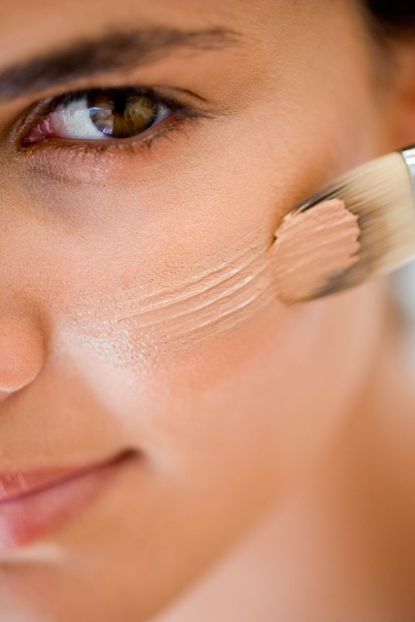 woman-applying-makeup 5 Simple Tips to Avoid Cakey Makeup