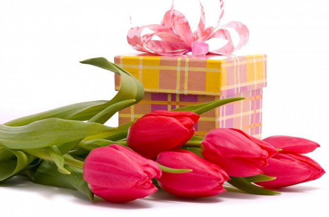 gift-with-flower-bouquet-675x445 Best Gift Combos with Beautiful Flowers for Various Celebrations