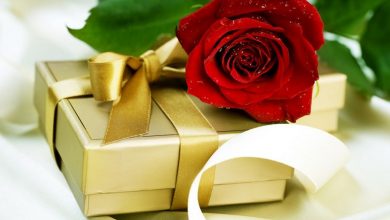 gift with fresh rose Best Gift Combos with Beautiful Flowers for Various Celebrations - Gift ideas 7
