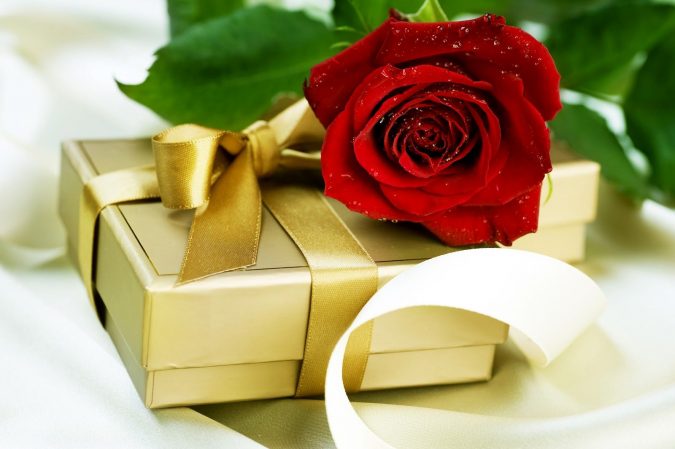 gift-with-fresh-rose-675x449 Best Gift Combos with Beautiful Flowers for Various Celebrations
