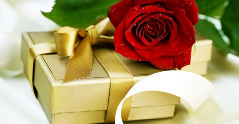 gift with fresh rose Best Gift Combos with Beautiful Flowers for Various Celebrations - creative gift ideas 46