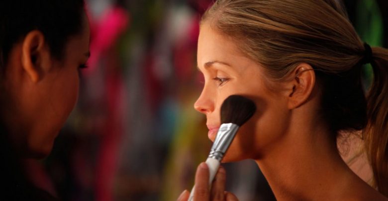 applying makeup 3 10 Tips to Hide Acne with Makeup - makeup 135