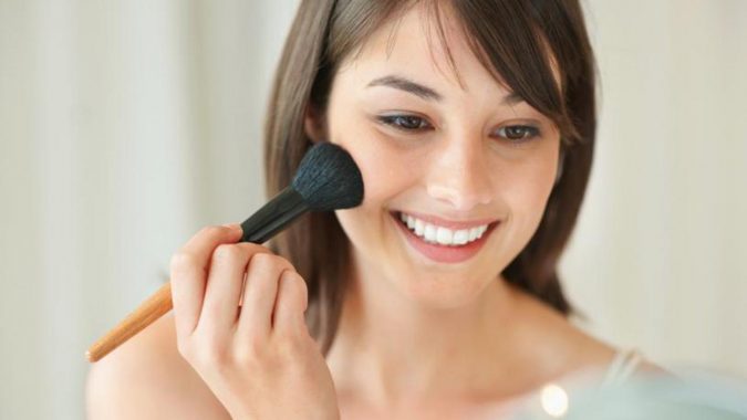 applying makeup 10 Tips to Hide Acne with Makeup - 4