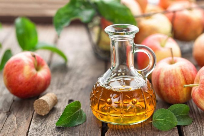 remove beauty marks apple cider vinegar and apples Easiest 7 Ways to Get Rid of Beauty Marks - 1