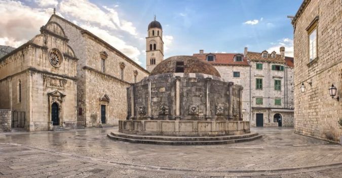 Dubrovnik-St.-Saviour-Church-and-the-fountain-of-Onofrio-675x351 Best 10 Dubrovnik Scenes & Beaches that Attract Tourists