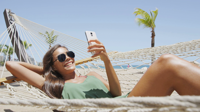 smartphone beach 9 Ways Your Smartphone is Making Your Life Inferior - 4