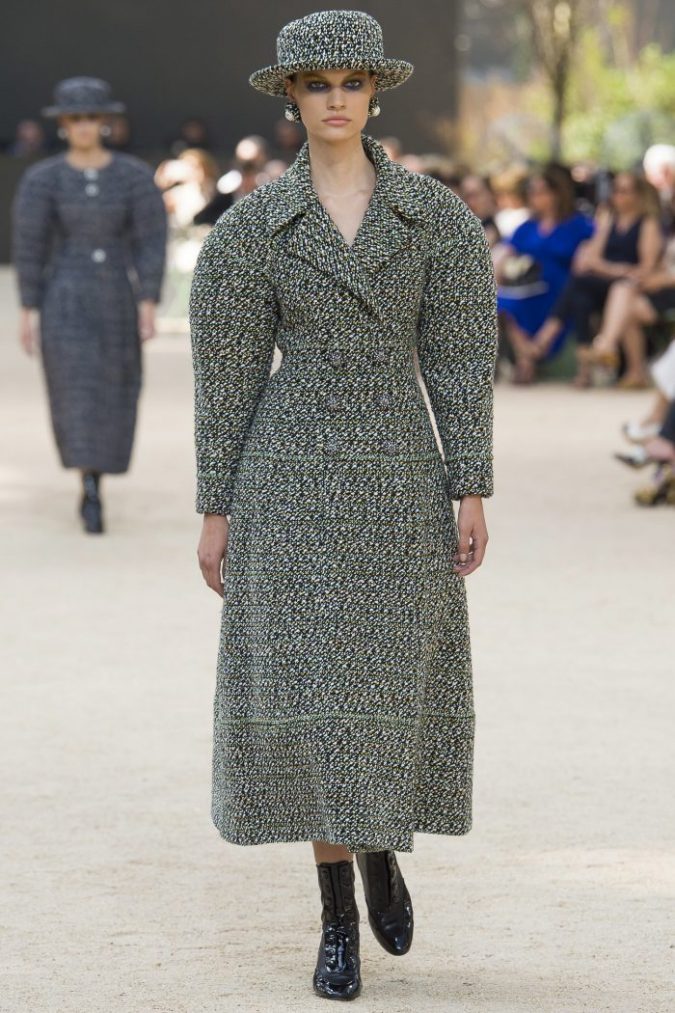 tweed coat Chanel Fall 2017 Couture at Paris Fashion Week 80+ Elegant Fall & Winter Outfit Ideas - 16