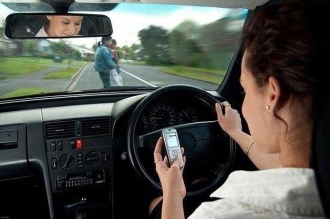 using smartphone while driving 9 Ways Your Smartphone is Making Your Life Inferior - 6
