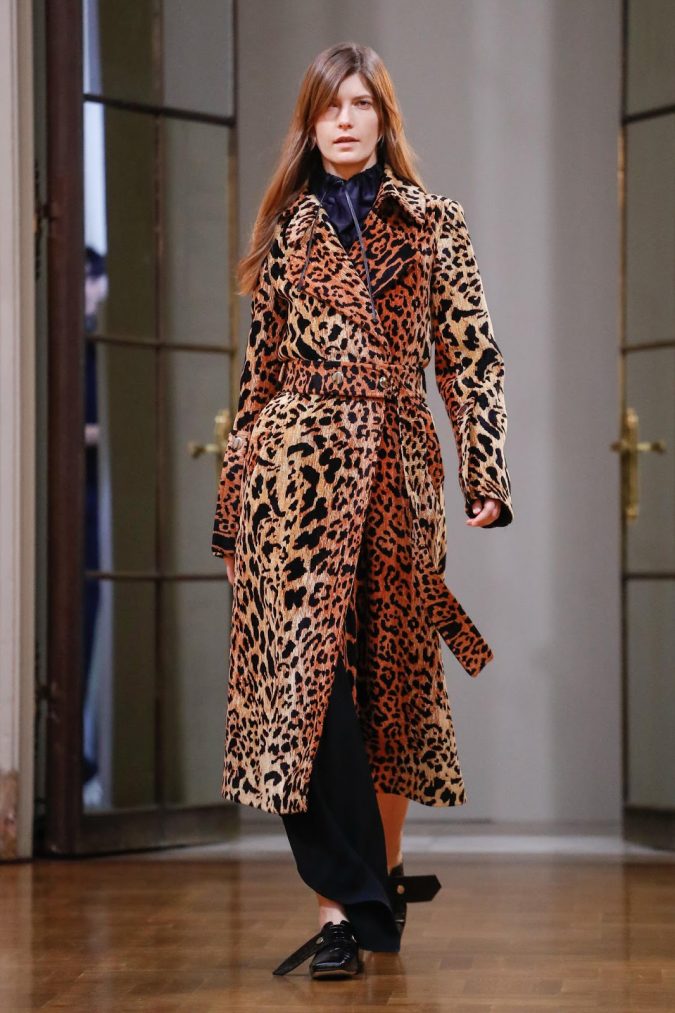 winter outfit animal printed coat 80+ Elegant Fall & Winter Outfit Ideas - 33