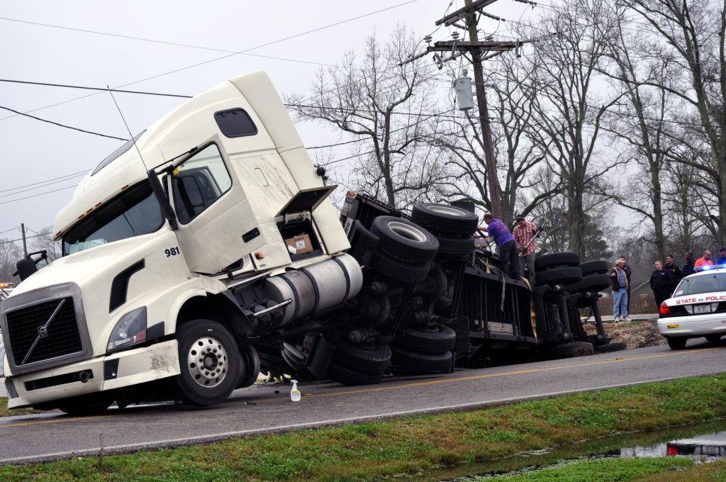 15 Frightening 18-Wheeler Accident Statistics | Pouted.com