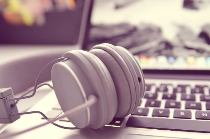 music at work Top 10 Ways to Relax if You Are a College Freshman - 13