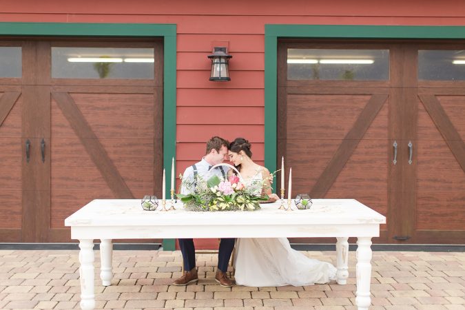 wedded couple central table 2 10+ Outdated Wedding Trends That Brides Should Avoid - 17
