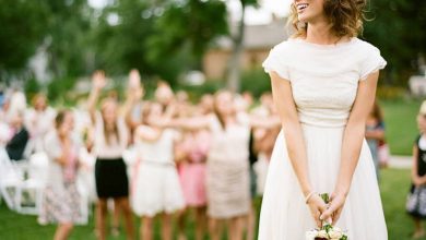 wedding Bouquet toss 2 10+ Outdated Wedding Trends That Brides Should Avoid - Lifestyle 5