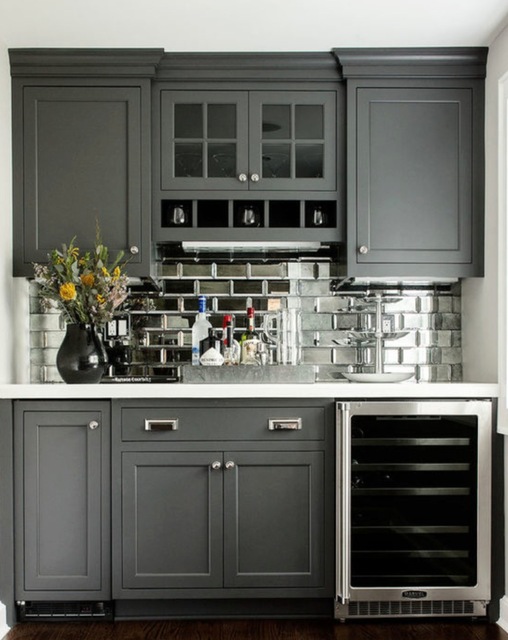 Mirror kitchen backsplashes 15+ Outdated Home Decorating Trends Coming Back - 32