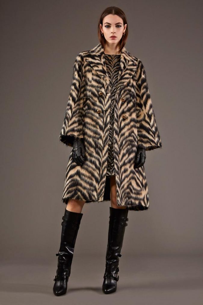 animal-print-coat-women-outfit-675x1012 70+ Elegant Winter Outfit Ideas for Business Women