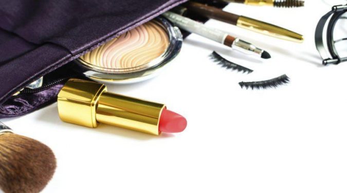 9-beauty-products-you-cannot-miss-in-your-purse-675x375 15 Must-have Beauty Products in Your Handbag