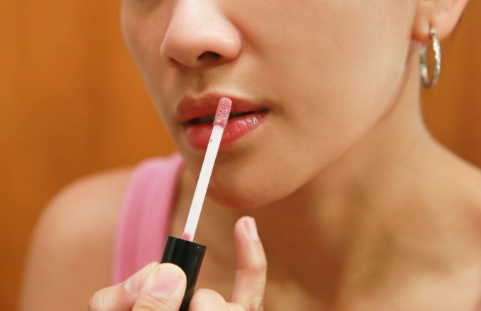 15 Must-have Beauty Products in Your Handbag 12 Get Shiny Lips 1 15 Must-have Beauty Products in Your Handbag - 12