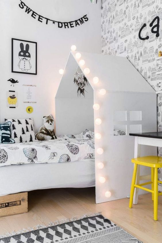 String lights for kids.. 15 Simple Décor Tips to Make Your Kids' Room Look Attractive - 32