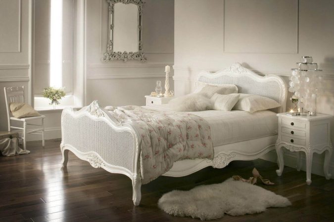 bedroom-vintage-decor-antique-pieces-675x450 20 Cheapest Bedroom Ideas to Make Your Space Look Expensive