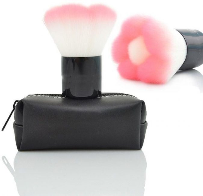 15 Must-have Beauty Products in Your Handbag 8 brush 15 Must-have Beauty Products in Your Handbag - 8