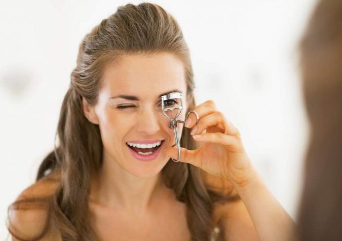 15 Must-have Beauty Products in Your Handbag 16 eyelash curler 15 Must-have Beauty Products in Your Handbag - 16
