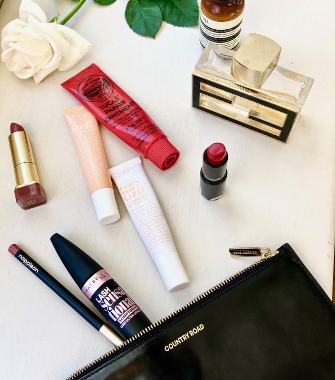 15 Must-have Beauty Products in Your Handbag 24 handbag kit products 15 Must-have Beauty Products in Your Handbag - 24