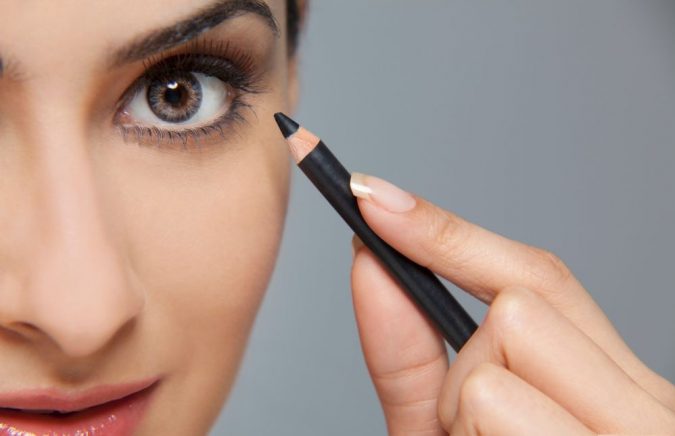15 Must-have Beauty Products in Your Handbag 29 liner pencil 15 Must-have Beauty Products in Your Handbag - 29