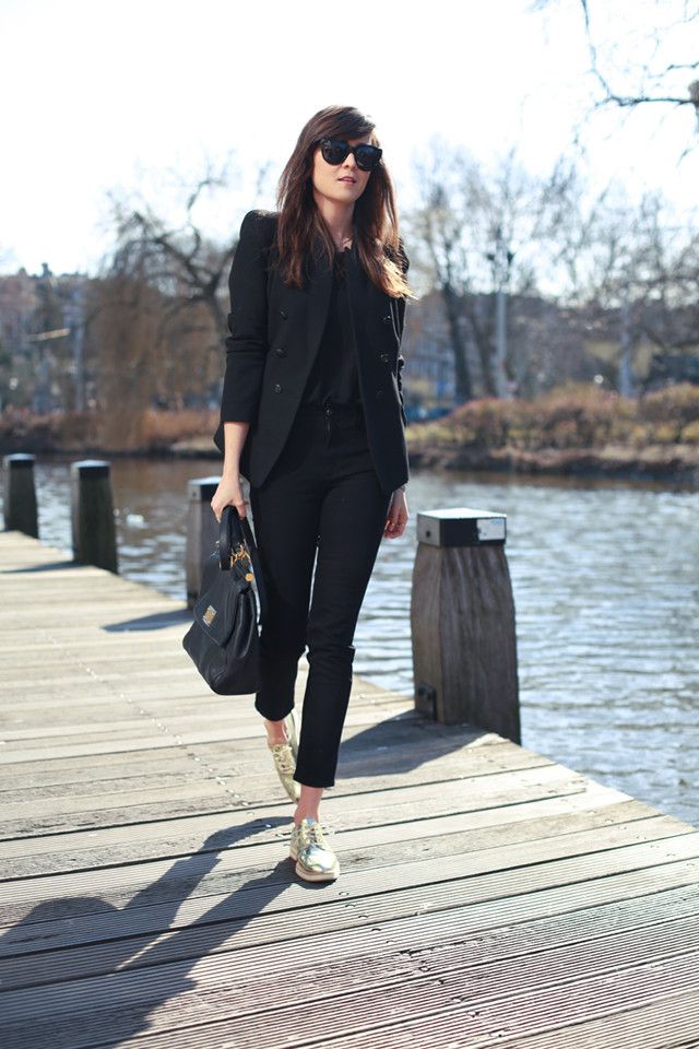 monochrom work outfit suit What Women Should Wear for a Business Meeting [60+ Outfit Ideas] - 20