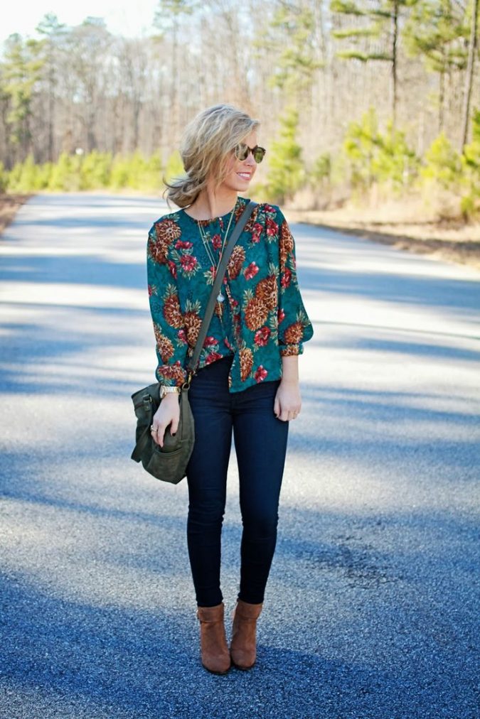 summer-work-outfit-floral-top-and-jeans-675x1012 80+ Elegant Summer Outfit Ideas for Business Women