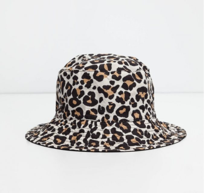 10 Stunning Women Outfit Ideas 31 animal printed hat 10 Stunning Women Outfit Ideas - 31