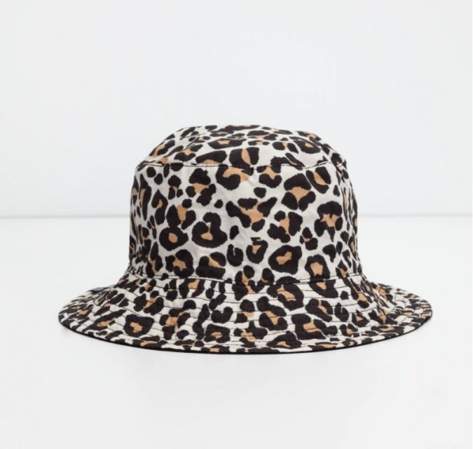 animal printed hat 10 Stunning Women Outfit Ideas - 31