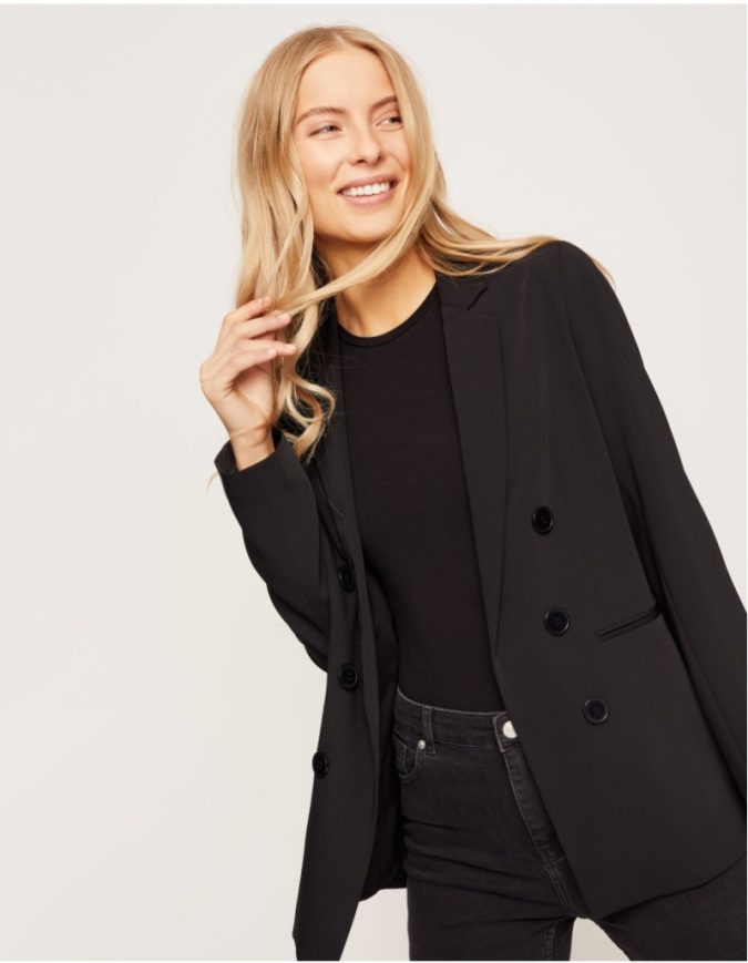 black blazer 10 Stunning Women Outfit Ideas - 18