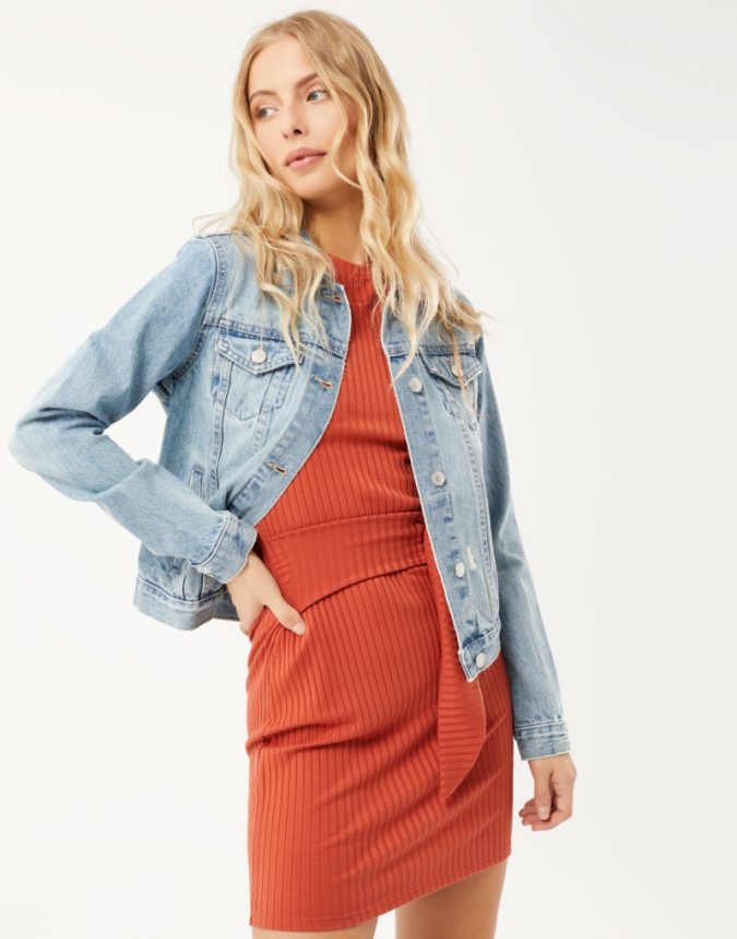 10 Stunning Women Outfit Ideas 23 denim jacket with dress 10 Stunning Women Outfit Ideas - 23