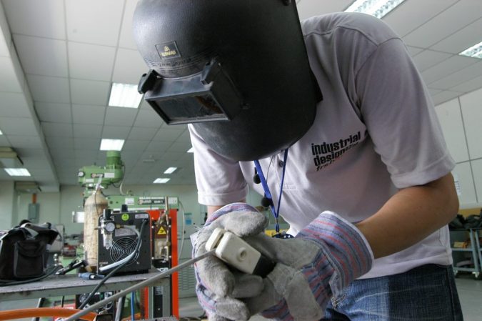 self-dimming-welding-mask-675x449 Welding Basics: 5 Most Important Things to Know If You Want to Weld Properly