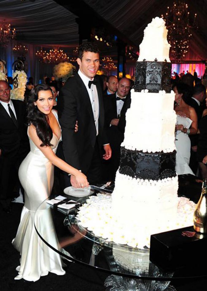 Kris Humphries and Kim Kardashian Wedding Cake Top 10 Most Expensive Wedding Cakes Ever Made - 9