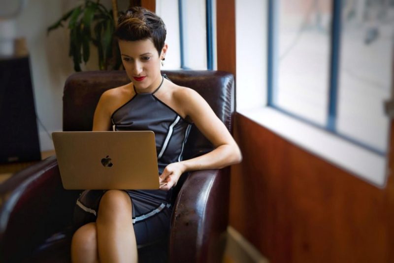 10 Main Steps To A Fashion Journalist And Start Your Business