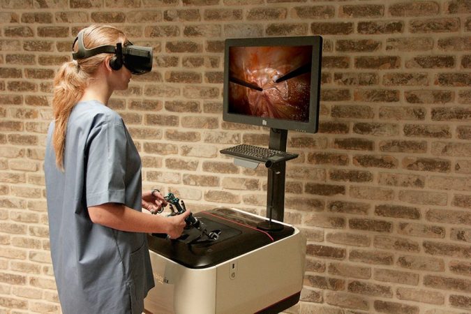 Virtual-reality-surgery-training-675x450 5 Ways You Can Use Virtual Reality in the Workplace