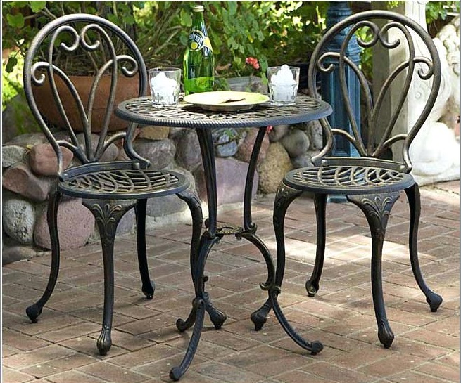 metal bistro style furniture 1 How to Create a Wonderful Patio Area for Summer Entertaining and Relaxation - 2
