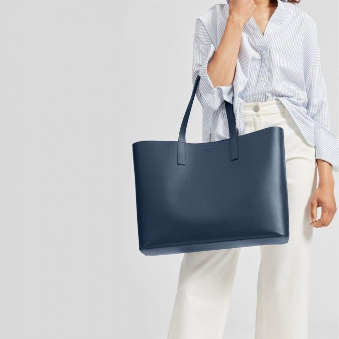 Tote Bag 20 Must-Have Wardrobe Pieces Every Woman Over 40 Needs - 37