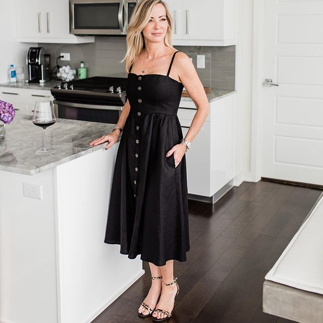 outfit-for-women-over-40-black-dress-1 20 Must-Have Wardrobe Pieces Every Woman Over 40 Needs