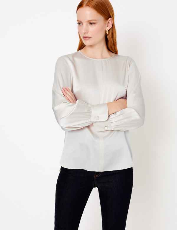 women outfit silk Blouse 20 Must-Have Wardrobe Pieces Every Woman Over 40 Needs - 35