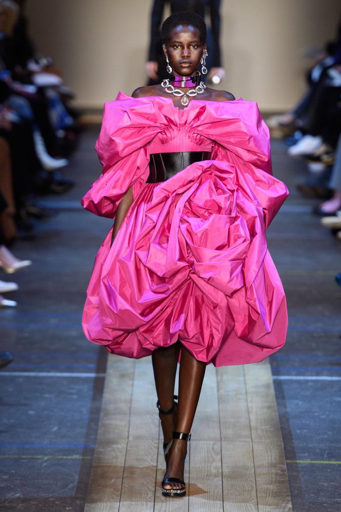 Fall-winter-fashion-2020-Meringue-dress-Alexander-Mcqueen-2-675x1013 60+ Retro Fashion Designs of Fall/Winter 2020 Inspired by the 80s and 90s