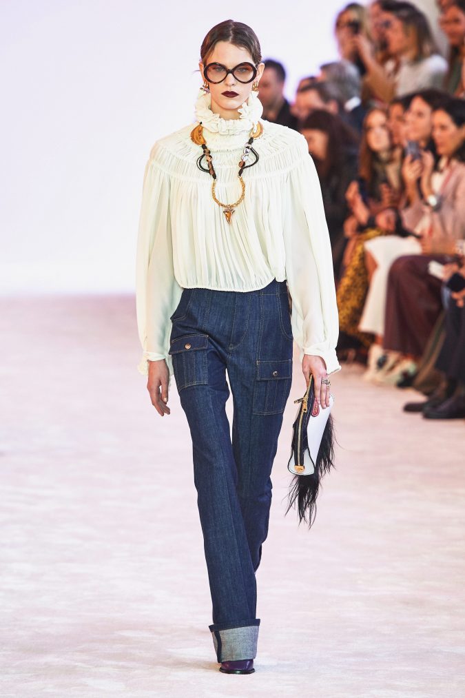 Fall winter fashion 2020 lose fitting blouse and jeans chloe 90 Fall/Winter Fashion Ideas for a Perfect Combination of Vintage and Modern - 3