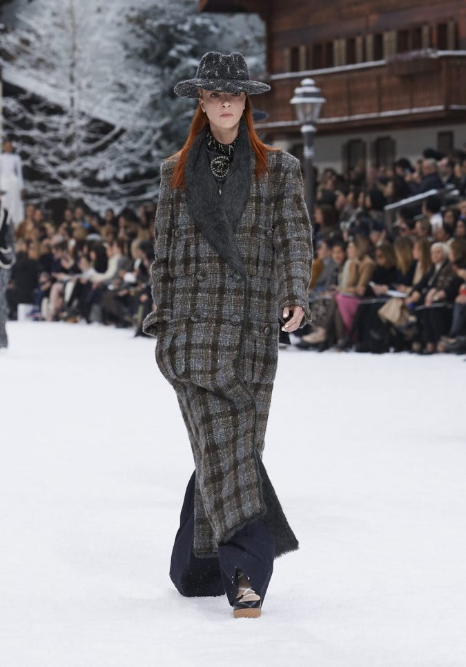 fall winter 2019 20 plaided coat Chanel 60+ Retro Fashion Designs of Fall/Winter Inspired by the 80s and 90s - 48